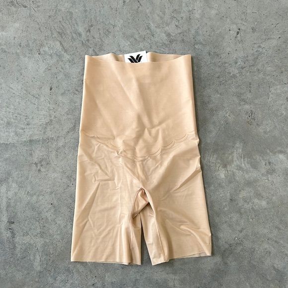 NWOT Wacoal laser cut shape wear shorts - Picture 1 of 2